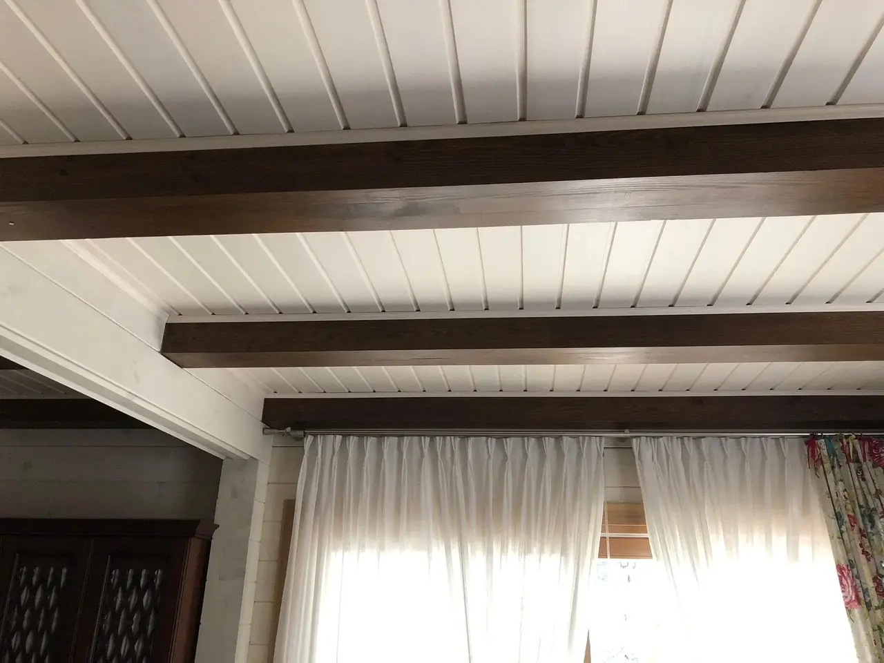 Оформление балочного потолка фото